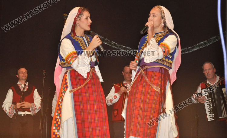 Фолклорен концерт, награди и изложба на носии за Коледа и Капитан Петко войвода