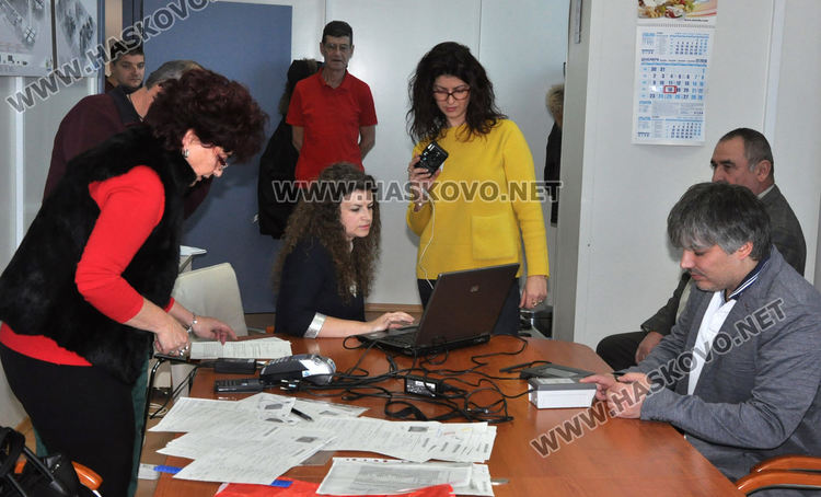 Мобилна група от МВР подменя документите на 16 служители в хасковска фирма