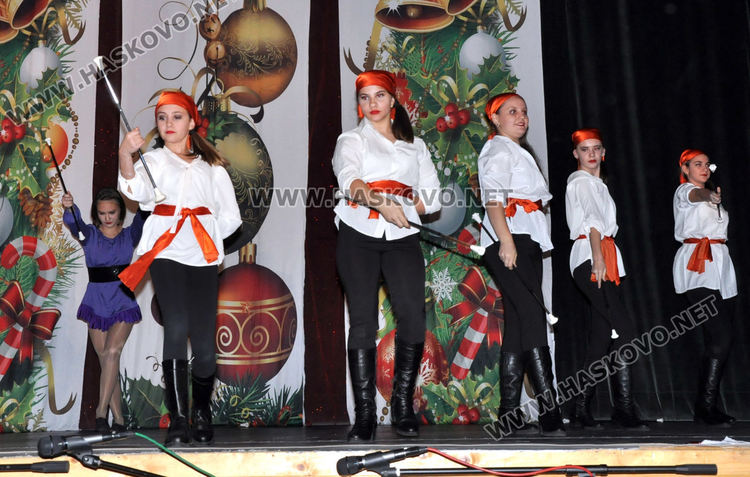 Формации на Младежкия център с коледен концерт-спектакъл