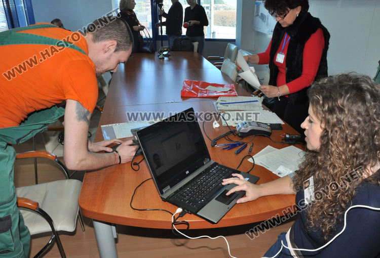 Мобилна група от МВР подменя документите на 16 служители в хасковска фирма