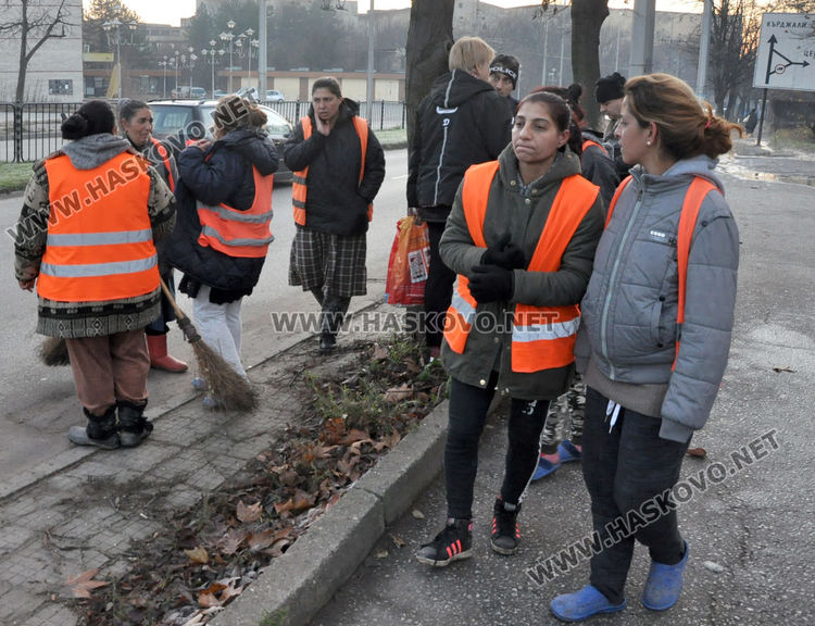Печка на твърдо гориво подпалила фургона до болницата