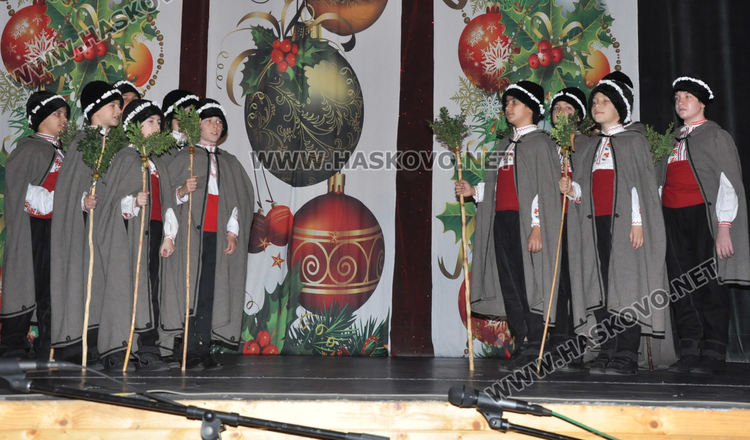 Формации на Младежкия център с коледен концерт-спектакъл