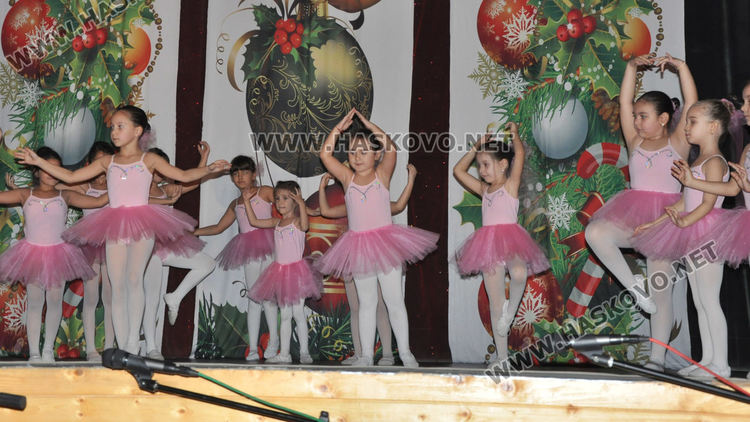 Формации на Младежкия център с коледен концерт-спектакъл