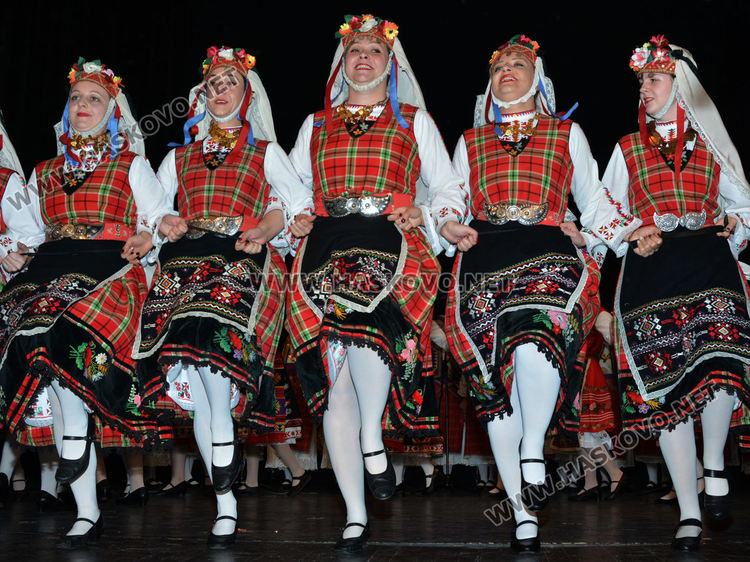 Фолклорен концерт, награди и изложба на носии за Коледа и Капитан Петко войвода