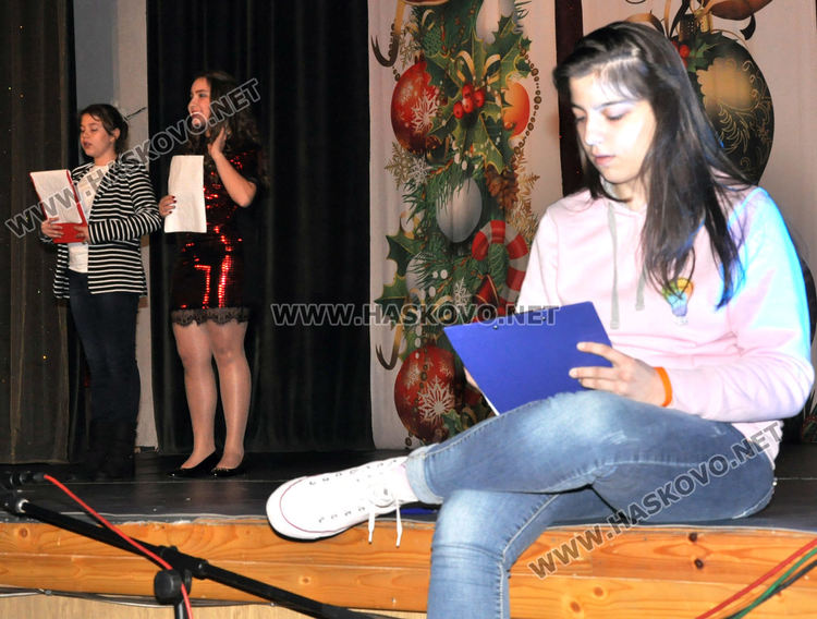 Формации на Младежкия център с коледен концерт-спектакъл