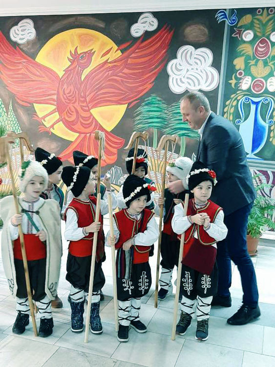 Първите коледарчета поздравиха Общината