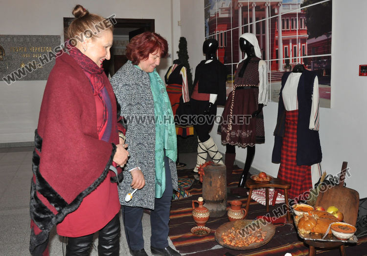 Фолклорен концерт, награди и изложба на носии за Коледа и Капитан Петко войвода