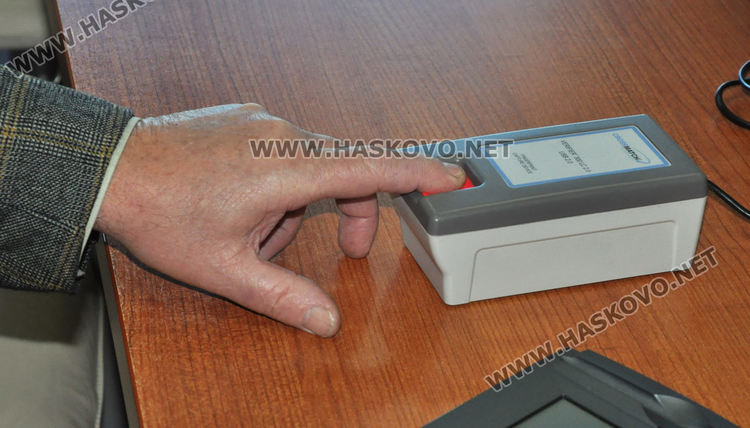 Мобилна група от МВР подменя документите на 16 служители в хасковска фирма