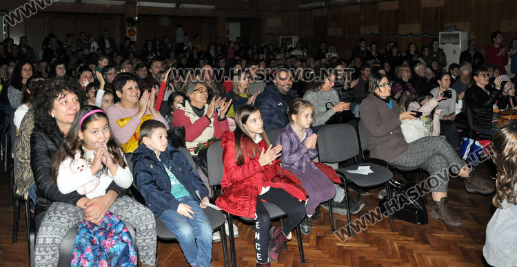 Формации на Младежкия център с коледен концерт-спектакъл