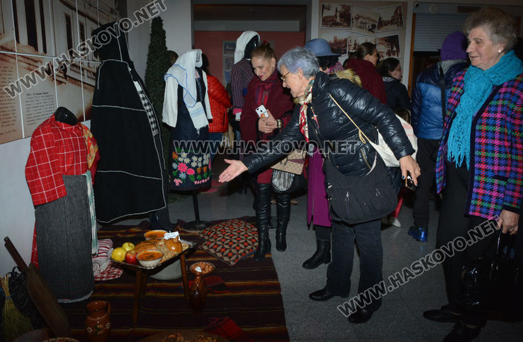 Фолклорен концерт, награди и изложба на носии за Коледа и Капитан Петко войвода