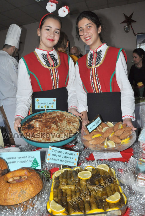 Приз за змия от фасул в кулинарна изложба на хасковски читалища