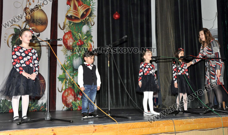Формации на Младежкия център с коледен концерт-спектакъл