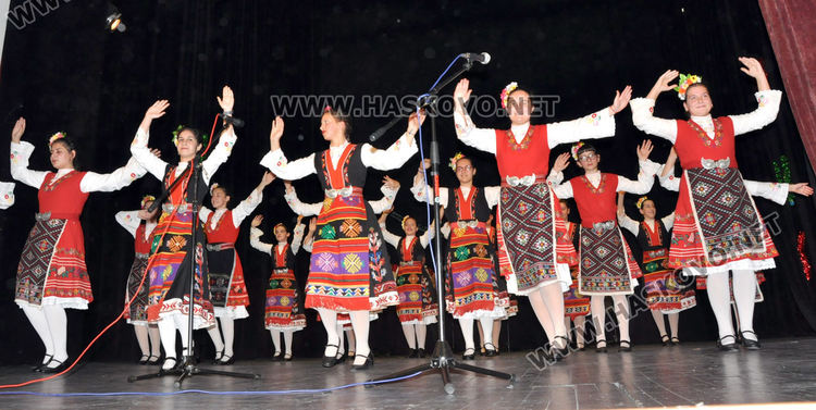 Фолклорен концерт, награди и изложба на носии за Коледа и Капитан Петко войвода