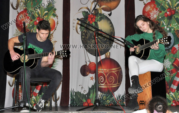 Формации на Младежкия център с коледен концерт-спектакъл
