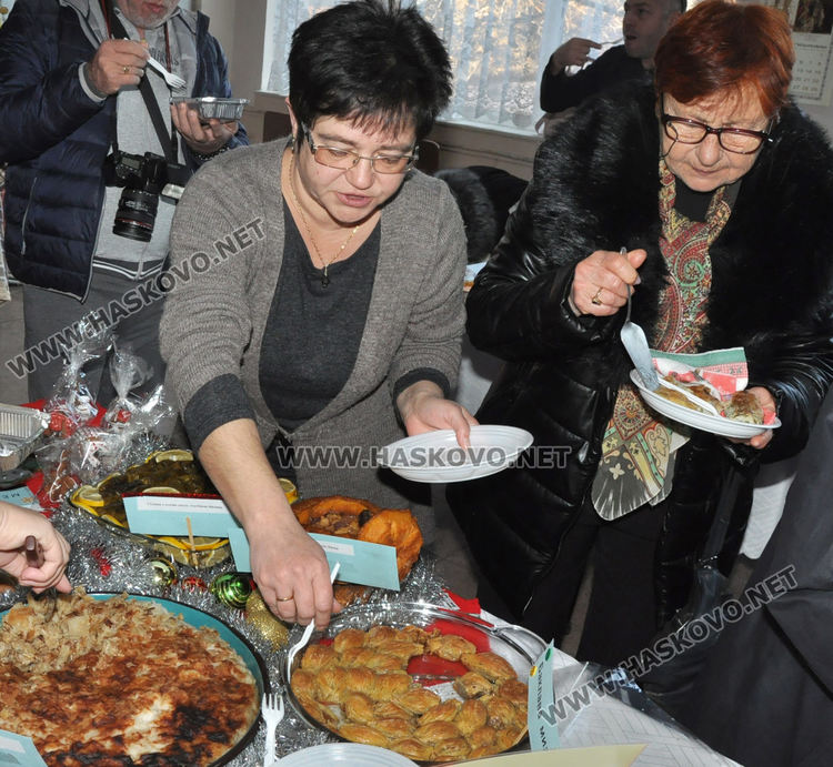 Приз за змия от фасул в кулинарна изложба на хасковски читалища