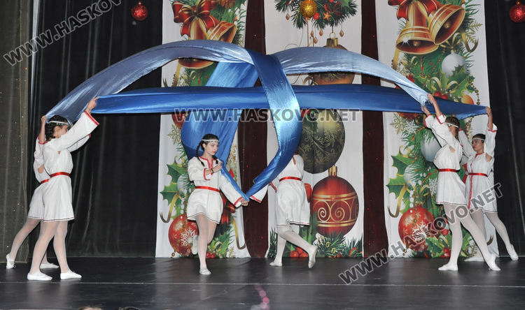 Формации на Младежкия център с коледен концерт-спектакъл