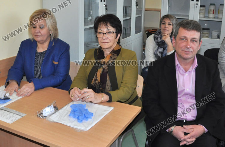 В Езиковата гимназия развиват химията в нов лабораторен кабинет