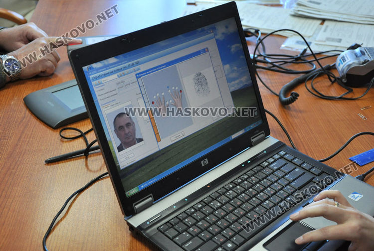 Мобилна група от МВР подменя документите на 16 служители в хасковска фирма