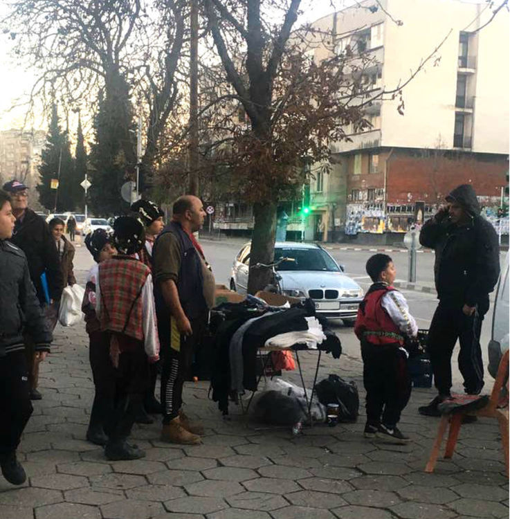 Коледарчета от ДГ "Дружба" в Общината, неидентифицирани други шетат из града (Снимки)