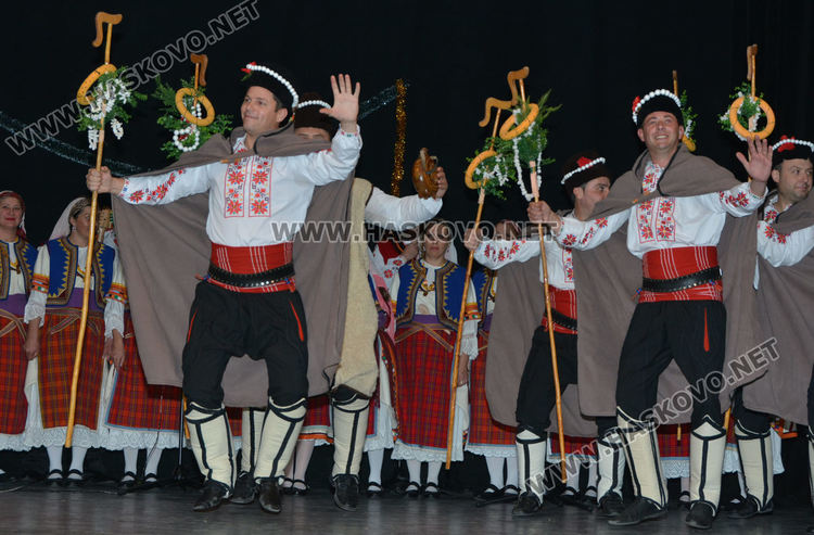 Фолклорен концерт, награди и изложба на носии за Коледа и Капитан Петко войвода