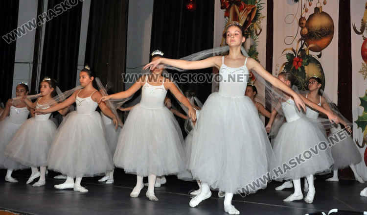 Формации на Младежкия център с коледен концерт-спектакъл