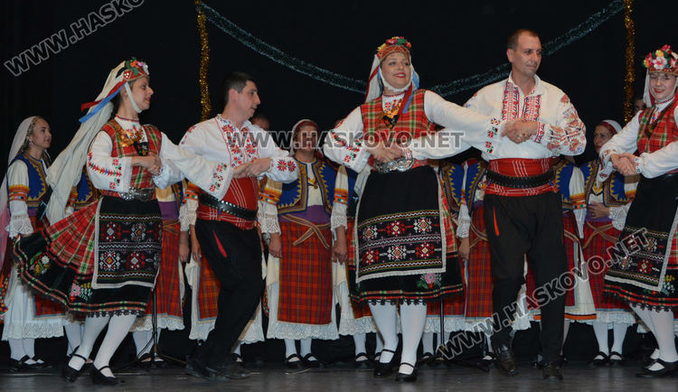 Фолклорен концерт, награди и изложба на носии за Коледа и Капитан Петко войвода