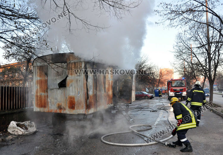 Печка на твърдо гориво подпалила фургона до болницата