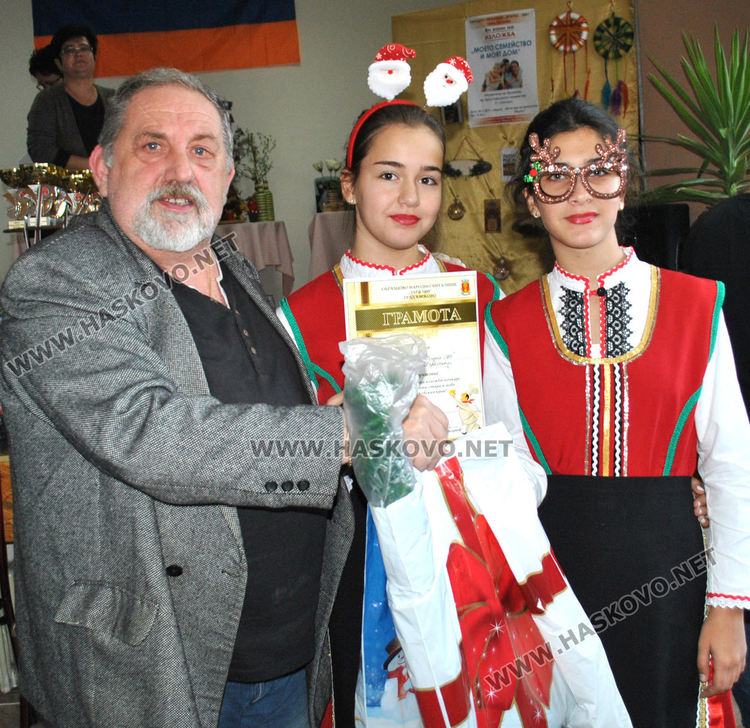 Приз за змия от фасул в кулинарна изложба на хасковски читалища