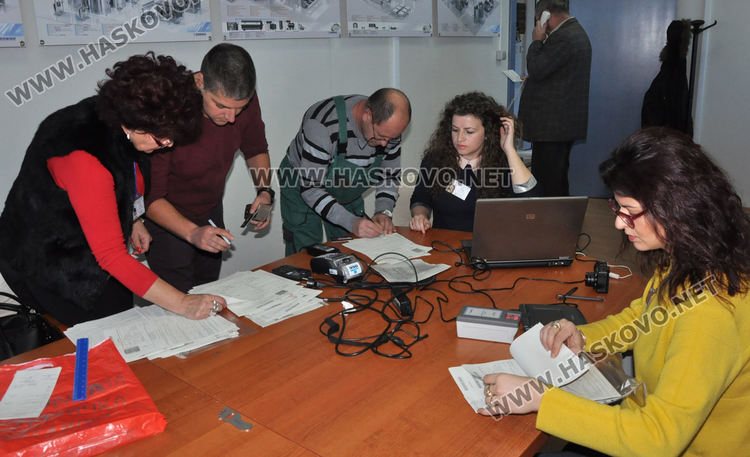 Мобилна група от МВР подменя документите на 16 служители в хасковска фирма