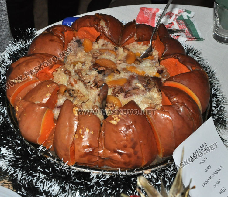 Приз за змия от фасул в кулинарна изложба на хасковски читалища