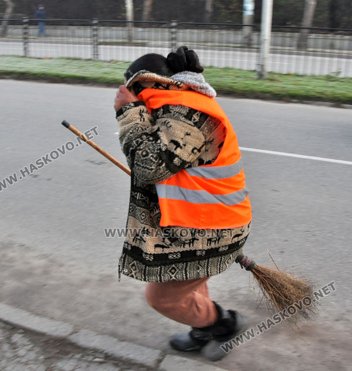Печка на твърдо гориво подпалила фургона до болницата
