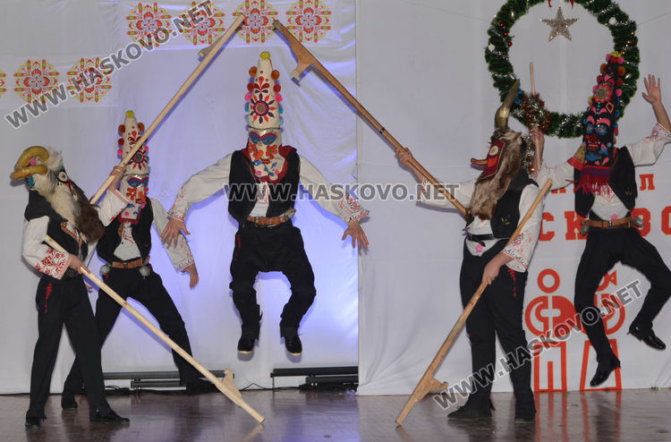 Над 200 танцьори от ансамбъл "Хасково" заиграха в духа на Коледа
