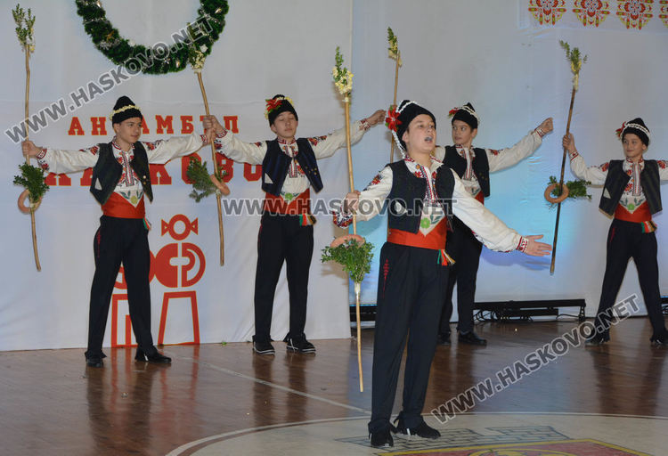 Над 200 танцьори от ансамбъл "Хасково" заиграха в духа на Коледа