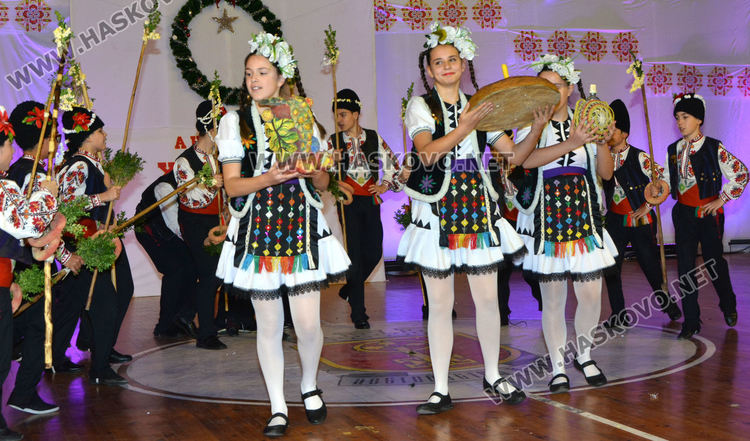 Над 200 танцьори от ансамбъл "Хасково" заиграха в духа на Коледа
