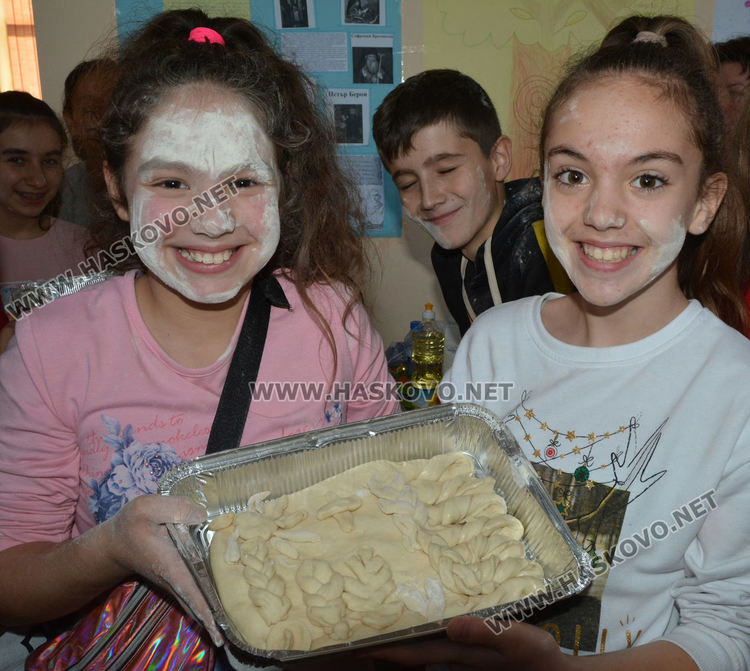В училище, като в бащина къща: Във „Васил Левски“ месят обредни Коледни хлябове