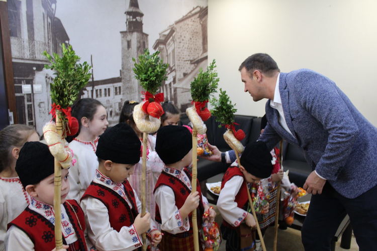 Коледари наричаха за здраве и плодородие в община Хасково
