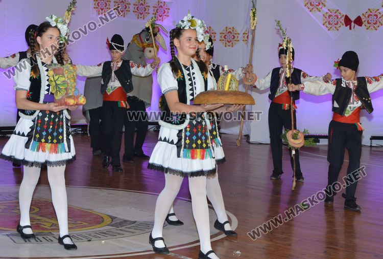 Над 200 танцьори от ансамбъл "Хасково" заиграха в духа на Коледа