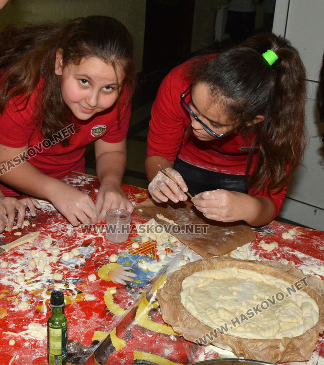 В училище, като в бащина къща: Във „Васил Левски“ месят обредни Коледни хлябове