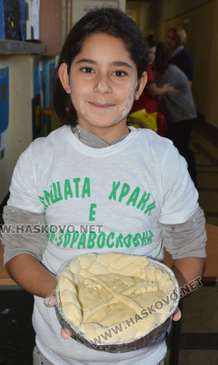 В училище, като в бащина къща: Във „Васил Левски“ месят обредни Коледни хлябове