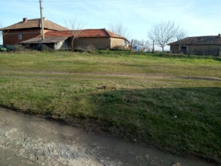 Стовариха купища дрехи в село Долно Войводино