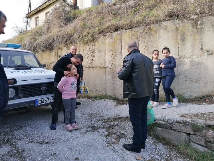 Полицейски служители от Смолян събраха дарение за три сестрички без майка