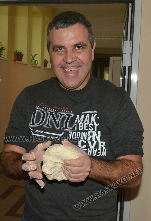 В училище, като в бащина къща: Във „Васил Левски“ месят обредни Коледни хлябове