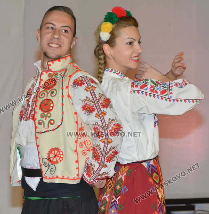 Над 200 танцьори от ансамбъл "Хасково" заиграха в духа на Коледа