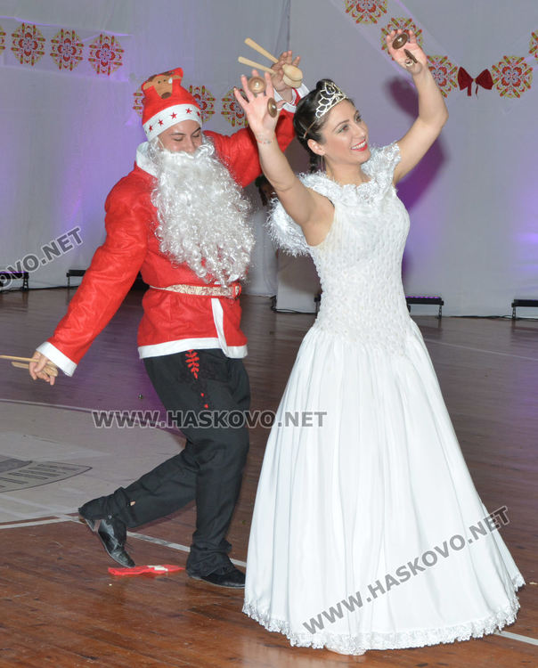 Над 200 танцьори от ансамбъл "Хасково" заиграха в духа на Коледа