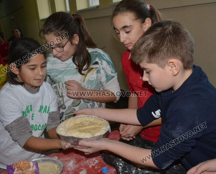 В училище, като в бащина къща: Във „Васил Левски“ месят обредни Коледни хлябове