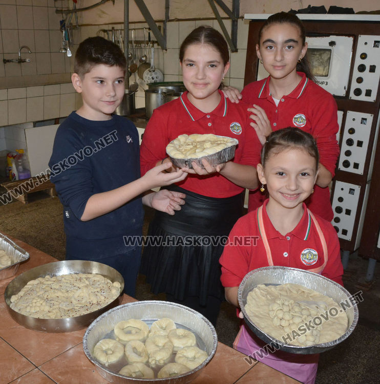 В училище, като в бащина къща: Във „Васил Левски“ месят обредни Коледни хлябове