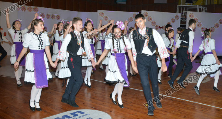 Над 200 танцьори от ансамбъл "Хасково" заиграха в духа на Коледа