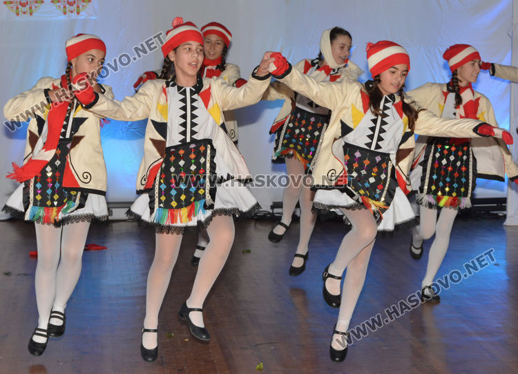 Над 200 танцьори от ансамбъл "Хасково" заиграха в духа на Коледа