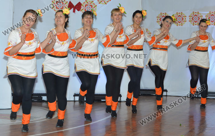 Над 200 танцьори от ансамбъл "Хасково" заиграха в духа на Коледа