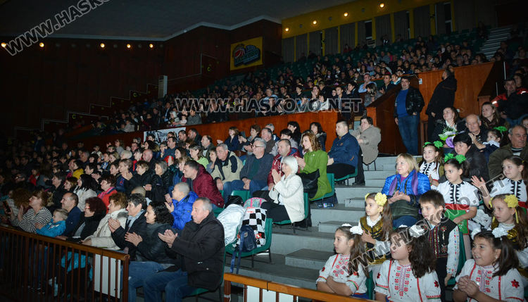 Над 200 танцьори от ансамбъл "Хасково" заиграха в духа на Коледа